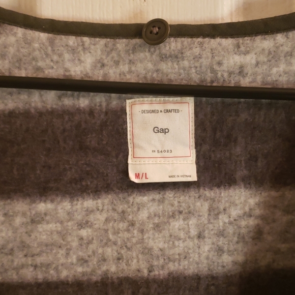 🤯3/$12 Gap Vest Black & White Size M/L - Picture 2 of 5